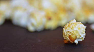 siyah arka planda patlamış mısır yakın 