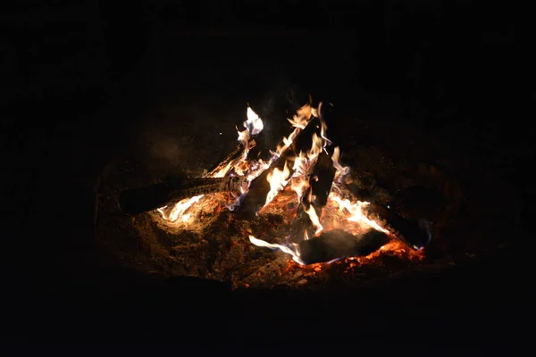 Siyah Arka Planda Şenlik Ateşi Yakın — Stok fotoğraf