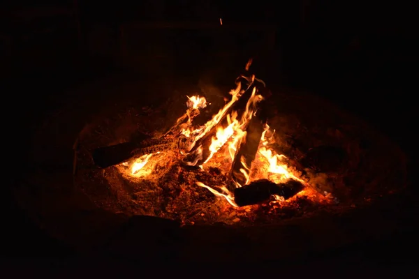 Nahaufnahme Des Lagerfeuers Auf Schwarzem Hintergrund — Stockfoto