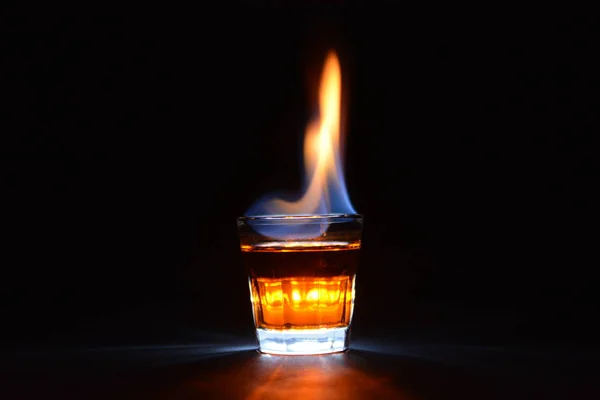 siyah arka planda çekim kokteyl yanan  