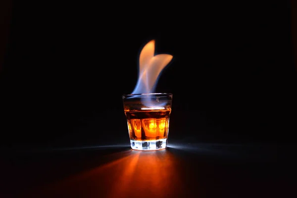 Cóctel Tiro Ardiente Sobre Fondo Negro — Foto de Stock