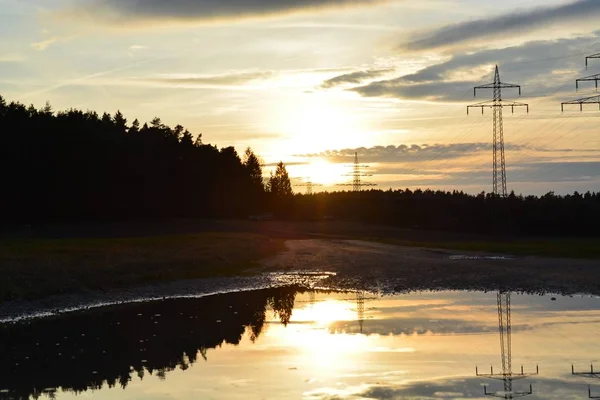 Dramatický Žlutý Západ Slunce Nad Řekou Lesem — Stock fotografie