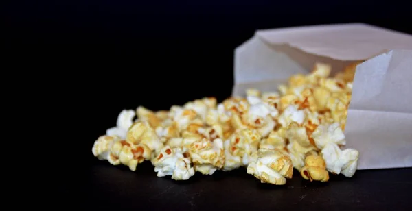 Close Van Popcorn Zwarte Achtergrond — Stockfoto