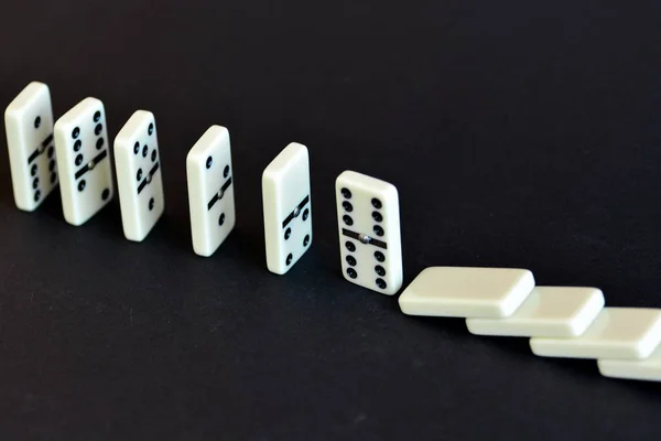Uzavření Domino Řádku Černém Pozadí — Stock fotografie