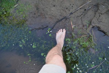 Suda çıplak ayaklarla durmak 