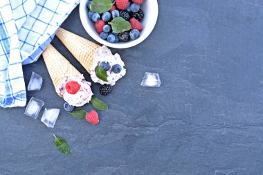  waffle dondurma konileri taze çilek ve nane koyu mermer yüzey üzerinde yatan orman meyve dondurma topları ile dolu - lezzetli meyveli dondurma ile serin bir yaz macera için kavram