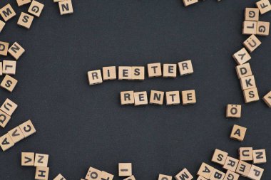 ahşap küpler ile yazılmış öğrenme