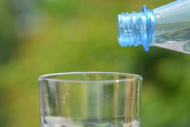 bir bardak su yakın 