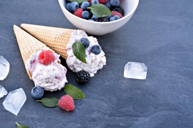  waffle dondurma konileri taze çilek ve nane koyu mermer yüzey üzerinde yatan orman meyve dondurma topları ile dolu - lezzetli meyveli dondurma ile serin bir yaz macera için kavram