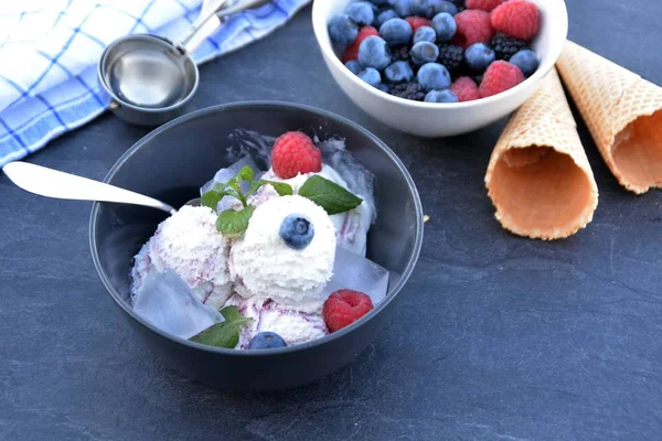 Tazón Oscuro Lleno Bolas Helado Bayas Silvestres Con Hojas Menta — Foto de Stock