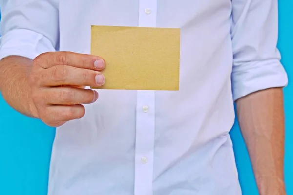 Homme Chemise Montre Une Carte Blanche Papier — Photo