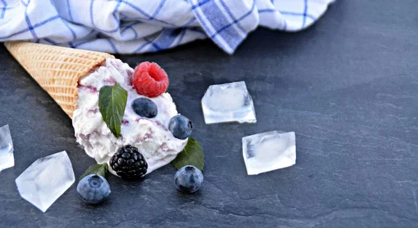 Helado Gofre Cono Lleno Bolas Helado Frutas Del Bosque Con — Foto de Stock