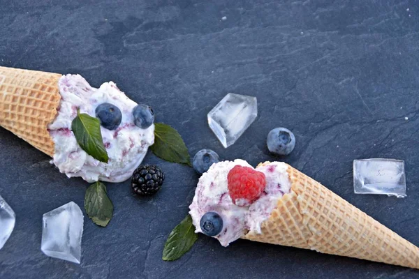 Waffeltüten Gefüllt Mit Waldfrucht Eiskugeln Mit Frischen Beeren Und Minze — Stockfoto