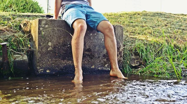 川に足を掛ける — ストック写真
