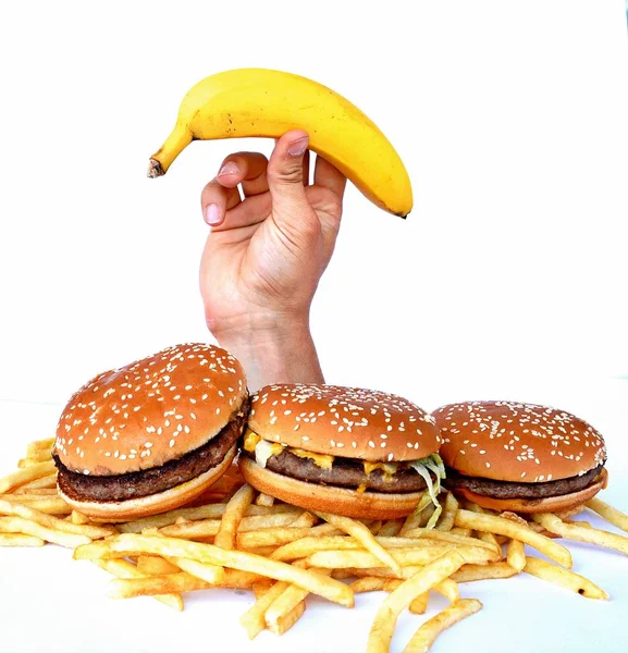 Hand Uit Een Bos Van Fast Food — Stockfoto