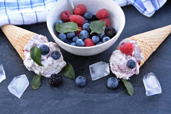 Cones Sorvete Waffle Cheios Bolas Sorvete Frutas Floresta Com Bagas — Fotografia de Stock