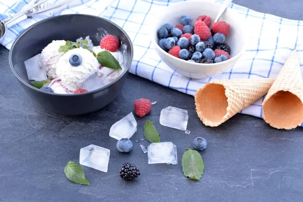 Tazón Oscuro Lleno Bolas Helado Bayas Silvestres Con Hojas Menta — Foto de Stock