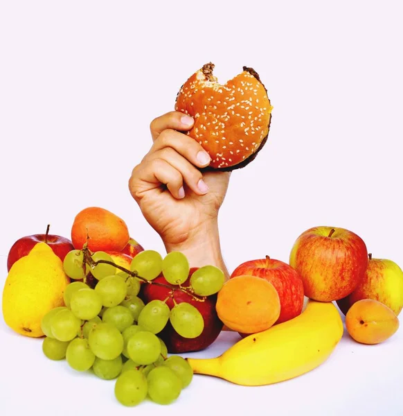 Hand Breken Door Een Heleboel Fruit — Stockfoto