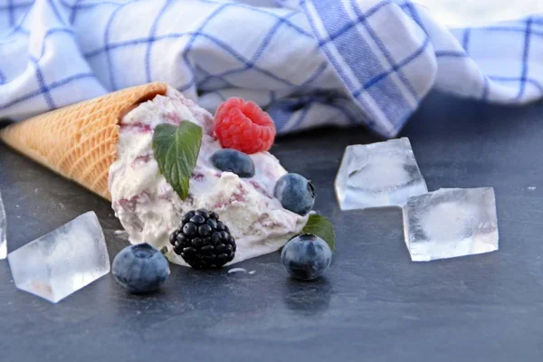 Waffeleiskügelchen Gefüllt Mit Waldfrucht Eiskugeln Mit Frischen Beeren Und Minze — Stockfoto