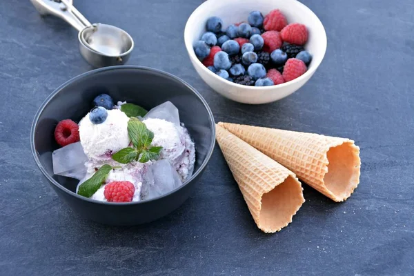 Tazón Oscuro Lleno Bolas Helado Bayas Silvestres Con Hojas Menta — Foto de Stock