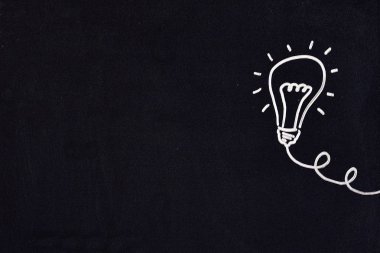 Kara tahta fikir kavramı boyalı ampul 