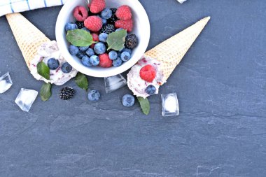  waffle dondurma konileri taze çilek ve nane koyu mermer yüzey üzerinde yatan orman meyve dondurma topları ile dolu - lezzetli meyveli dondurma ile serin bir yaz macera için kavram