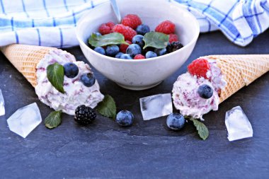  waffle dondurma konileri taze çilek ve nane koyu mermer yüzey üzerinde yatan orman meyve dondurma topları ile dolu - lezzetli meyveli dondurma ile serin bir yaz macera için kavram