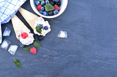  waffle dondurma konileri taze çilek ve nane koyu mermer yüzey üzerinde yatan orman meyve dondurma topları ile dolu - lezzetli meyveli dondurma ile serin bir yaz macera için kavram