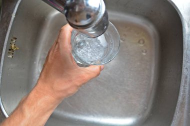 Bir bardağa musluk suyu dökme