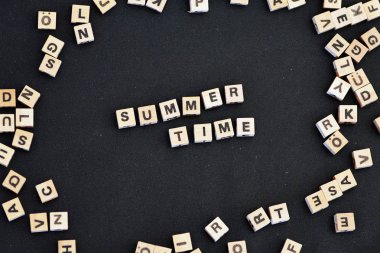 ahşap küpler ile yazılmış öğrenme