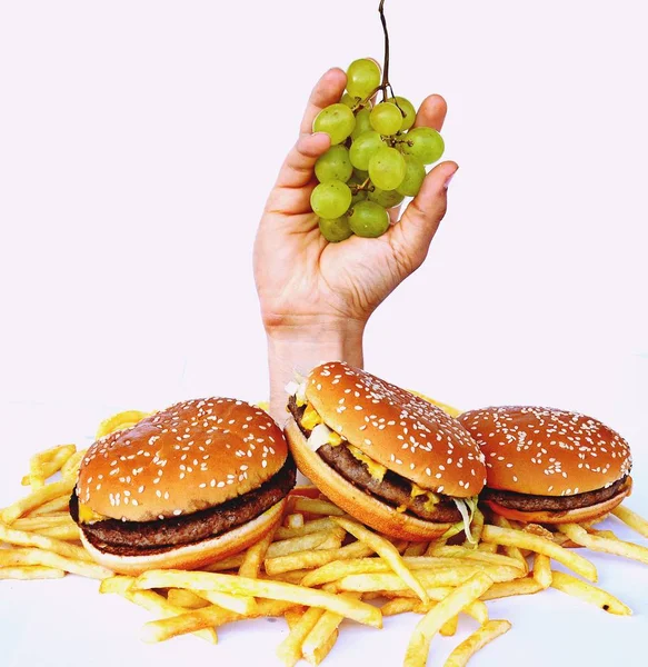 Hand Uit Een Bos Van Fast Food — Stockfoto