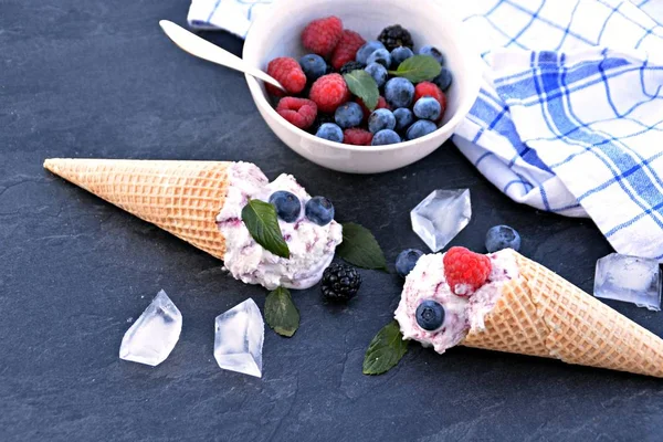 Conos Helado Gofre Llenos Bolas Helado Frutas Del Bosque Con — Foto de Stock