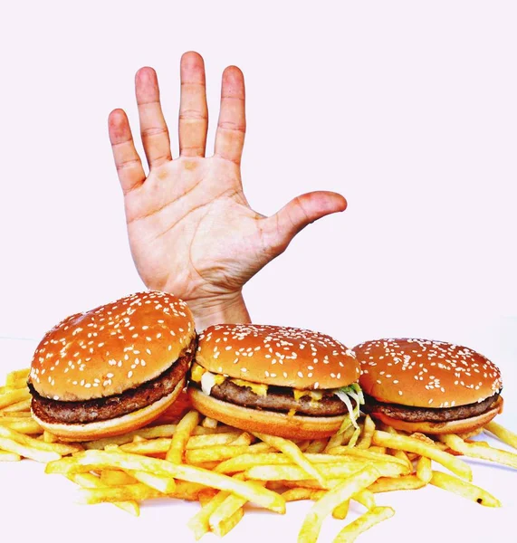 Hand Uit Een Bos Van Fast Food — Stockfoto