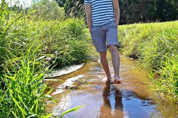 Close Sobre Pés Homem Caminha Lentamente Com Pés Uma Pequena — Fotografia de Stock