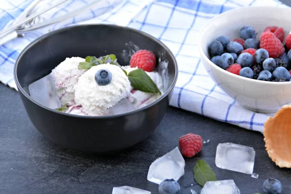 Tazón Oscuro Lleno Bolas Helado Bayas Silvestres Con Hojas Menta — Foto de Stock