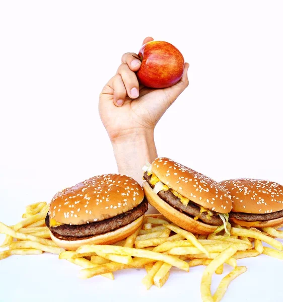 Hand Uit Een Bos Van Fast Food — Stockfoto