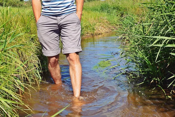 Close Voeten Man Loopt Langzaam Met Zijn Voeten Een Kleine — Stockfoto