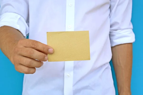 穿衬衫的男人显示一张白纸卡 — 图库照片