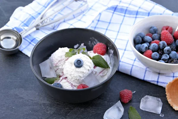 Tazón Oscuro Lleno Bolas Helado Bayas Silvestres Con Hojas Menta — Foto de Stock