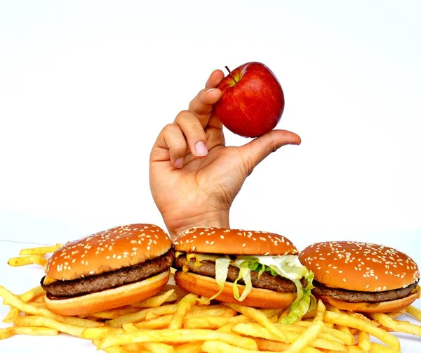 Hand Uit Een Bos Van Fast Food — Stockfoto