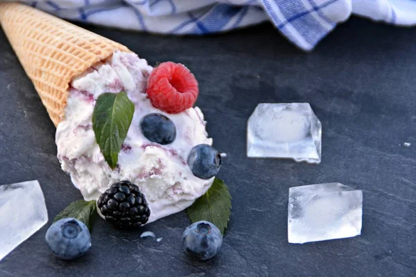 Zmrzlinový Kužel Naplněný Lesními Ovocnými Kuličkami Čerstvými Plody Mátou Ležící — Stock fotografie