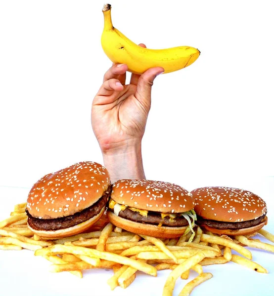 Hand Uit Een Bos Van Fast Food — Stockfoto