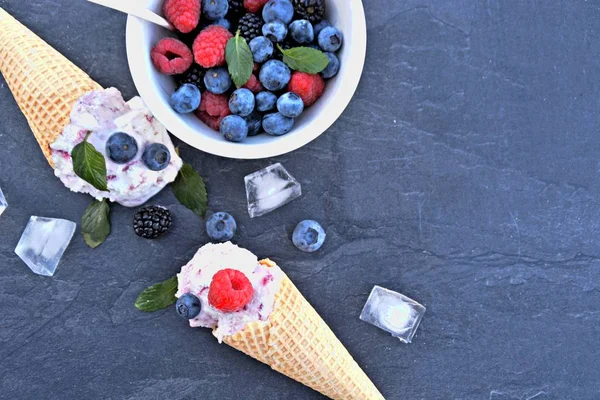 Conos Helado Gofre Llenos Bolas Helado Frutas Del Bosque Con — Foto de Stock