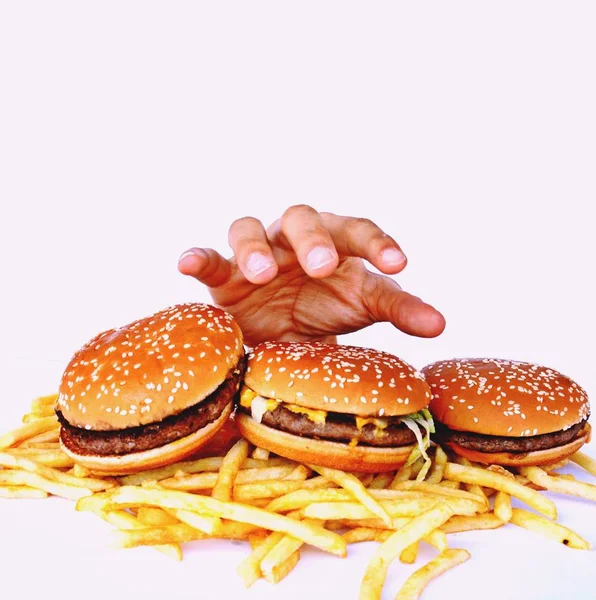 Hand Uit Een Bos Van Fast Food — Stockfoto