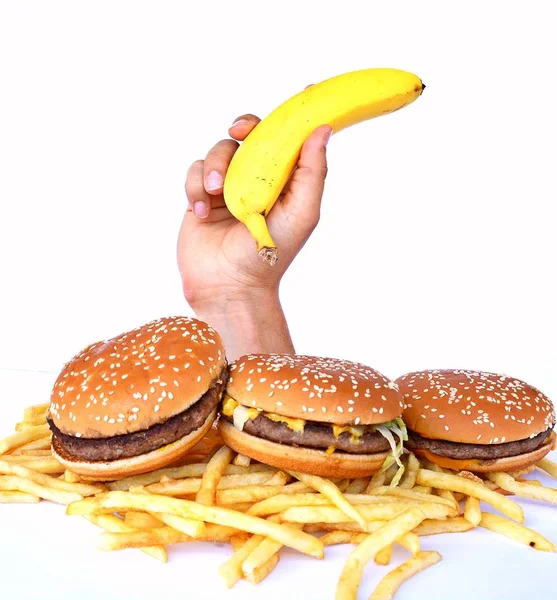 Hand Uit Een Bos Van Fast Food — Stockfoto