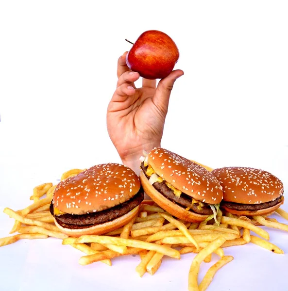 Hand Uit Een Bos Van Fast Food — Stockfoto