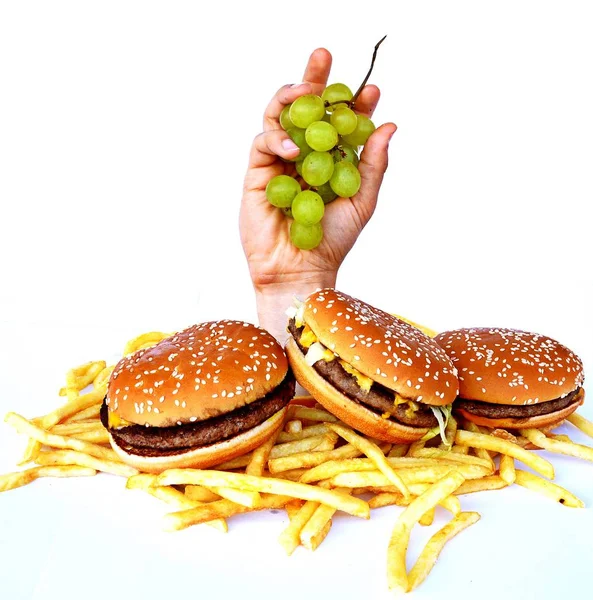 Hand Uit Een Bos Van Fast Food — Stockfoto