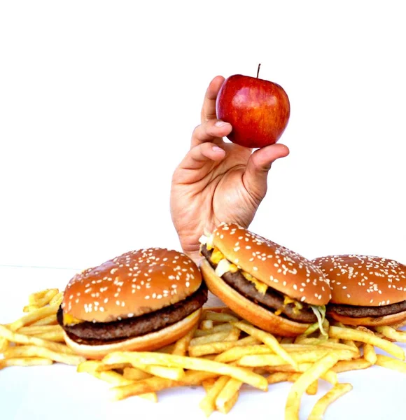 Hand Uit Een Bos Van Fast Food — Stockfoto