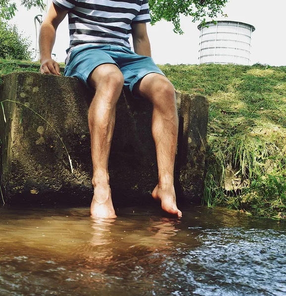 Κρεμάστε Πόδια Στο Ποτάμι — Φωτογραφία Αρχείου