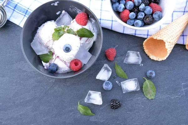 Tazón Oscuro Lleno Bolas Helado Bayas Silvestres Con Hojas Menta — Foto de Stock